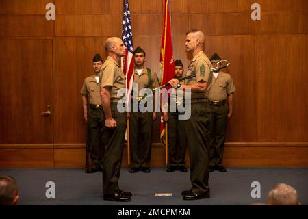 ÉTATS-UNIS Le Lgén Kevin M. Iiams, commandant général du Commandement de l'instruction et de l'éducation, a quitté le corps maritime, remet l'épée en fonction au Sgt. Maj Stephen A. Griffin, sergent-major, TECOM, lors d'une cérémonie de nomination au Centre de recherche Alfred M. Gray sur la base du corps marin Quantico, Virginie, 8 juillet 2022. Le Sgt. Maj. Griffin est passé à TECOM après avoir servi comme sergent-major de la 1st Marine Aircraft Wing à Okinawa, au Japon. TECOM est le chef de file du corps des Marines pour le continuum de l'instruction et de l'éducation, y compris l'instruction individuelle de niveau d'entrée, l'éducation militaire professionnelle, les profanes continus Banque D'Images