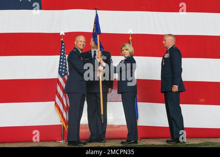 ÉTATS-UNIS Blaine Baker (à gauche), commandant de l'escadre de la mobilité aérienne (97th), passe un guide au colonel Tammy Hollister, commandant du Groupe de soutien de mission (MSG) 97th à la base aérienne d'Altus, Oklahoma (8 juillet 2022). Le MSG 97th fournit un soutien à la mission de la 97th AMW par le biais des communications, du génie civil, de l'application de la loi, de la protection contre les incendies, de la passation de marchés, intervention en cas de catastrophe, environnement, hébergement, transport, loisirs, offre, éducation, mobilité, service alimentaire et soutien du personnel. Banque D'Images