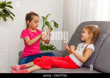 Deux adorables petites sœurs prenant la photo de soi Banque D'Images