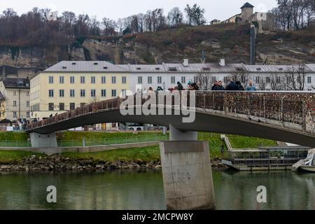 Pont avec écluses d'amour au-dessus de la rivière Salzach , Salzbourg, Autriche Banque D'Images