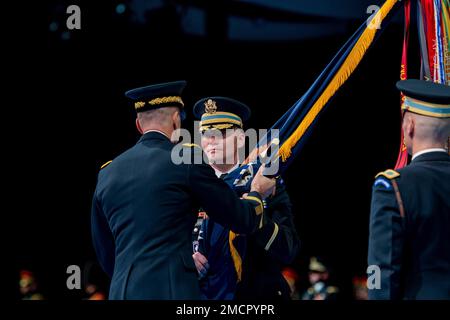 Le colonel Patrick M. Roddy Jr., 83e commandant du 3e régiment d ...