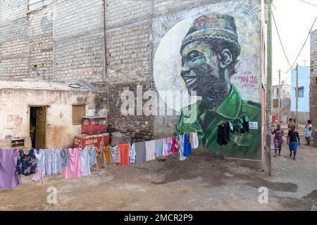 Spectaculaires peintures murales colorées sur des maisons locales dans le quartier Achada Grande Frente dans la ville de Praia, île de Santiago à Cabo verde, afrique Banque D'Images