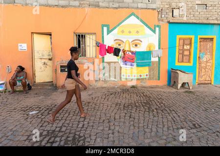 Spectaculaires peintures murales colorées sur des maisons locales dans le quartier Achada Grande Frente dans la ville de Praia, île de Santiago à Cabo verde, afrique Banque D'Images