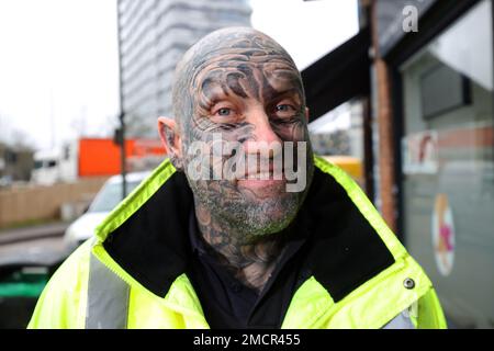 Un homme avec des tatouages plein visage photographiés à Sunbury, Londres, Royaume-Uni. Banque D'Images