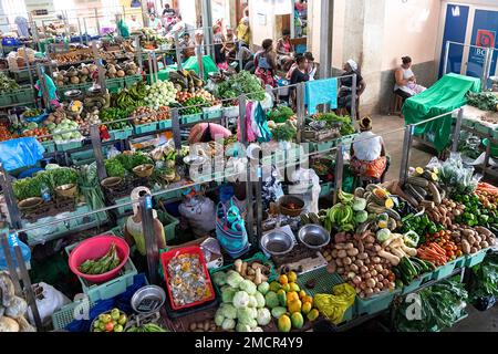 Étals avec fruits et légumes frais à vendre au marché alimentaire intérieur très fréquenté de la ville de Praia sur l'île de Santiago, Cap-Vert / Cabo Verde Banque D'Images
