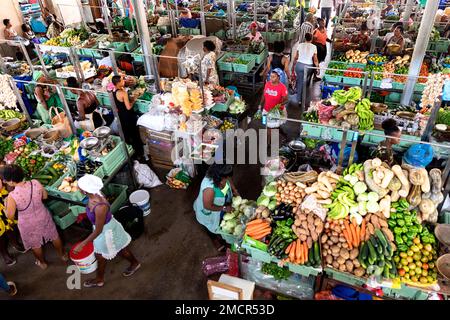Étals avec fruits et légumes frais à vendre au marché alimentaire intérieur très fréquenté de la ville de Praia sur l'île de Santiago, Cap-Vert / Cabo Verde Banque D'Images