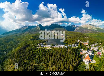 Vue aérienne d'un magnifique lac de montagne dans le parc national de High Tatra, Strbske Pleso, Slovaquie Banque D'Images
