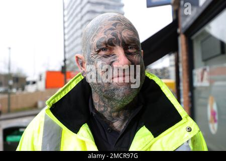 Un homme avec des tatouages plein visage photographiés à Sunbury, Londres, Royaume-Uni. Banque D'Images