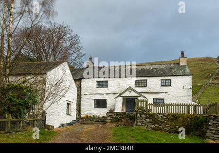 Une ancienne ferme au bord de la route, village ou hameau de Watendlath dans le district du lac non loin de Keswick Banque D'Images