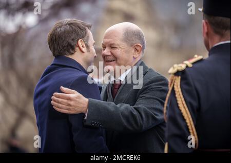 Paris, France. 22nd janvier 2023. Le chancelier allemand OLAF Scholz (SPD, r), est accueilli par Emmanuel Macron, Président de la France, à la cérémonie marquant le 60th anniversaire du Traité Élysée au Conseil des ministres franco-allemand. Il a été signé par Konrad Adenauer et Charles de Gaulle sur 22 janvier 1963. Cet accord a scellé l'amitié franco-allemande et la coopération entre les deux pays. Credit: Michael Kappeller/dpa/Alay Live News Banque D'Images