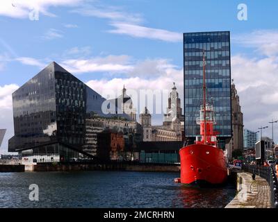 Le Red Lightship à Canning Dock montrant l'architecture moderne au bord de l'eau et au Liver Building, Liverpool, Royaume-Uni Banque D'Images
