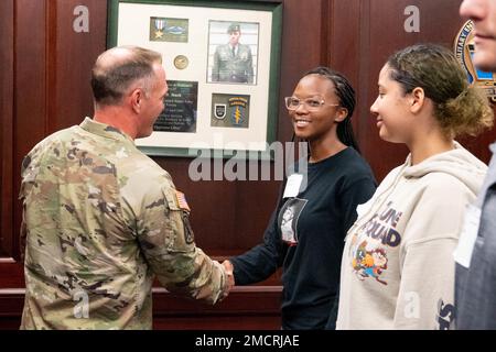 Le colonel Ryan Hanson, commandant de garnison de fort Jackson, serre la main avec les nouveaux membres du service 8 juillet 2022. La station de traitement de l'entrée militaire de fort Jackson a invité le colonel Hanson à livrer le serment d'enrôlement. L'un des participants à la cérémonie était son fils, Bradshaw Hanson. Banque D'Images