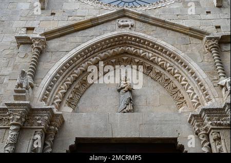 L'église de Sant'Agostino avec son ancien couvent, est un bâtiment religieux à Lanciano, la paroisse principale du quartier Lanciano Vecchio, le long de via Banque D'Images