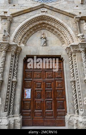 L'église de Sant'Agostino avec son ancien couvent, est un bâtiment religieux à Lanciano, la paroisse principale du quartier Lanciano Vecchio, le long de via Banque D'Images