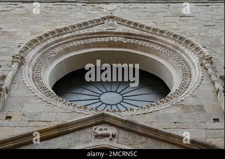 L'église de Sant'Agostino avec son ancien couvent, est un bâtiment religieux à Lanciano, la paroisse principale du quartier Lanciano Vecchio, le long de via Banque D'Images