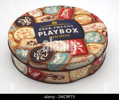 Biscuits Peek Frean Playbox. Une jolie boîte de biscuit vintage du début de 1950s 'sur rendez-vous à feu le roi George VI', le produit - des biscuits glacés décorés à l'intention des enfants inventés dans le 1920s - est revenu sur le marché comme le rationnement du sucre de guerre a diminué. Il a été mis à jour au cours des deux prochaines décennies à mesure que les modes ont changé. Peek Frean comme une marque a été fondée en 1857, et les droits britanniques ont été rachetés par un membre de la famille en 2017 dans le but d'essayer de la relancer. Banque D'Images