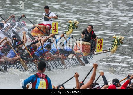 Manille, Philippines. 22nd janvier 2023. Les équipes d'aviron participent à une course de bateaux-dragons le long de la rivière Pasig pour célébrer le nouvel an chinois à Manille, aux Philippines, le 22 janvier 2023. Crédit: Rouelle Umali/Xinhua/Alamy Live News Banque D'Images