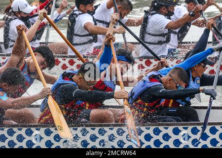 Manille, Philippines. 22nd janvier 2023. Les équipes d'aviron participent à une course de bateaux-dragons le long de la rivière Pasig pour célébrer le nouvel an chinois à Manille, aux Philippines, le 22 janvier 2023. Crédit: Rouelle Umali/Xinhua/Alamy Live News Banque D'Images