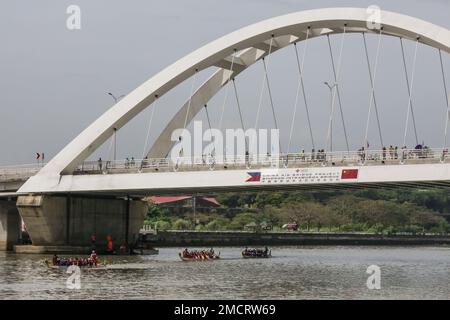 Manille, Philippines. 22nd janvier 2023. Les équipes d'aviron participent à une course de bateaux-dragons le long de la rivière Pasig pour célébrer le nouvel an chinois à Manille, aux Philippines, le 22 janvier 2023. Crédit: Rouelle Umali/Xinhua/Alamy Live News Banque D'Images