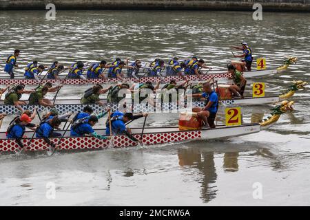 Manille, Philippines. 22nd janvier 2023. Les équipes d'aviron participent à une course de bateaux-dragons le long de la rivière Pasig pour célébrer le nouvel an chinois à Manille, aux Philippines, le 22 janvier 2023. Crédit: Rouelle Umali/Xinhua/Alamy Live News Banque D'Images