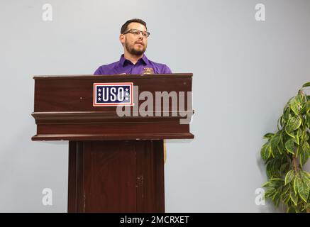 David long Jr., responsable de service, USO, partage son histoire personnelle lors d'une cérémonie du cœur violet au Camp Arifjan, Koweït, le 7 août 2022. Par une description émotif et claire, il rend hommage aux Marines avec lesquels il a servi en 2006. Long, raconté servir aux côtés de ses amis du corps des Marines pendant l'opération liberté irakienne, quand il faisait partie du 3rd Bataillon, 8th Marines Banque D'Images