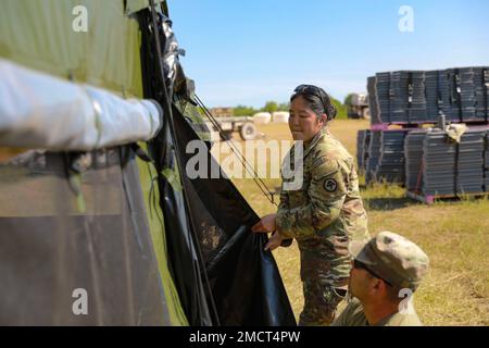 2nd Lt Helen Park et Sgt Jeancarlo Galindo de la Compagnie Alpha de la Garde nationale de l’Armée du New Jersey, 250th Brigade support Battalion ont mis les touches finales sur une tente à un point d’approvisionnement logistique à fort Drum, New York sur 9 juillet avant le lancement de l'exercice de la XCTC (Exportable combat Training Capability). L'exercice de trois semaines s'étend de 10 juillet à 30 juillet et permet aux équipes de combat de brigade d'atteindre la préparation nécessaire pour déployer, combattre et gagner des batailles dans le monde entier. Banque D'Images