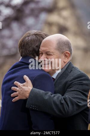 22 janvier 2023, France, Paris: Le chancelier allemand OLAF Scholz (SPD, r), est accueilli par Emmanuel Macron, Président de la France, à la cérémonie marquant le 60th anniversaire du Traité Élysée au Conseil franco-allemand des ministres. Il a été signé par Konrad Adenauer et Charles de Gaulle sur 22 janvier 1963. Cet accord a scellé l'amitié franco-allemande et la coopération entre les deux pays. Photo: Michael Kappeller/dpa Banque D'Images