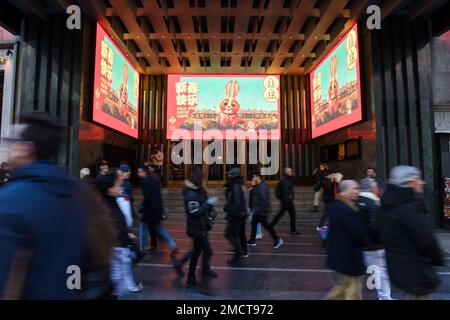 Madrid, Espagne. 21st janvier 2023. Des affiches du nouvel an chinois sont affichées sur des écrans électroniques à Madrid, Espagne, le 21 janvier 2023. Diverses activités ont été organisées dans les villes espagnoles pour célébrer le nouvel an chinois. Credit: Gustavo Valiente/Xinhua/Alamy Live News Banque D'Images