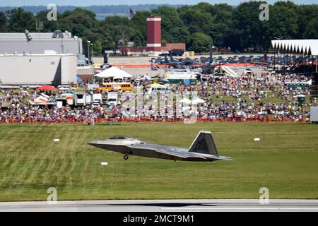 A ÉTATS-UNIS Le F-22 Raptor Superfighter de la Force aérienne de l'aile Fighter 1st à la base aérienne de Langley, en Virginie, se produit pendant la journée portes ouvertes de la base de la Garde nationale aérienne de Selfridge et le spectacle aérien sur 9 juillet 2022. De nombreuses équipes de démonstration aérienne de renommée mondiale ont joué pour des milliers de spectateurs au cours du salon de l'Air en l'honneur des « 100 prochaines années de SANGB Aviation ». Banque D'Images