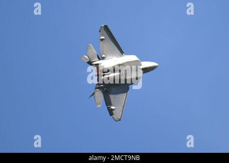 A ÉTATS-UNIS Le F-22 Raptor Superfighter de la Force aérienne de l'aile Fighter 1st à la base aérienne de Langley, en Virginie, se produit pendant la journée portes ouvertes de la base de la Garde nationale aérienne de Selfridge et le spectacle aérien sur 9 juillet 2022. De nombreuses équipes de démonstration aérienne de renommée mondiale ont joué pour des milliers de spectateurs au cours du salon de l'Air en l'honneur des « 100 prochaines années de SANGB Aviation ». Banque D'Images