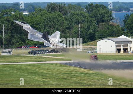 A ÉTATS-UNIS Le F-22 Raptor Superfighter de la Force aérienne de l'aile Fighter 1st à la base aérienne de Langley, en Virginie, se produit pendant la journée portes ouvertes de la base de la Garde nationale aérienne de Selfridge et le spectacle aérien sur 9 juillet 2022. De nombreuses équipes de démonstration aérienne de renommée mondiale ont joué pour des milliers de spectateurs au cours du salon de l'Air en l'honneur des « 100 prochaines années de SANGB Aviation ». Banque D'Images