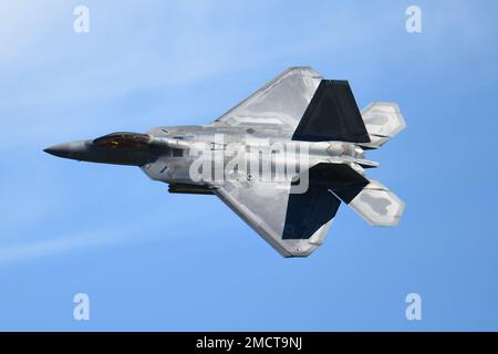 A ÉTATS-UNIS Le F-22 Raptor Superfighter de la Force aérienne de l'aile Fighter 1st à la base aérienne de Langley, en Virginie, se produit pendant la journée portes ouvertes de la base de la Garde nationale aérienne de Selfridge et le spectacle aérien sur 9 juillet 2022. De nombreuses équipes de démonstration aérienne de renommée mondiale ont joué pour des milliers de spectateurs au cours du salon de l'Air en l'honneur des « 100 prochaines années de SANGB Aviation ». Banque D'Images