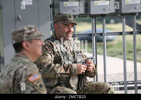 ÉTATS-UNIS Le sergent d'état-major de la Réserve militaire Jason Lynch, officier non commissionné du renseignement militaire, affecté à la Compagnie C, 337th, Bataillon du renseignement militaire, se moque de ses collègues soldats en attendant que leur tour se qualifie sur leurs armes à la gamme de carabines du Centre d'entraînement de Marseille, Marseille Illinois, 9 juillet. Les soldats se qualifient pour leurs armes une fois par an aux États-Unis Réserve de l'armée. (États-Unis Photo de la réserve de l'armée par le PFC. Noah Carlsson) Banque D'Images