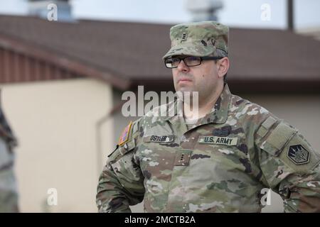 ÉTATS-UNIS L’Adjudant-chef de la Réserve de l’armée 3 Jake R. Ostler, officier du renseignement militaire affecté à la Compagnie C, 337th Bataillon du renseignement militaire, se prépare à diriger des opérations dans un champ de tir au Centre d’entraînement de Marseille, Marseille Illinois, 9 juillet. Adjudant des officiers servant à former des soldats, diriger la mission et fournir une expertise technique à leurs unités respectives. (États-Unis Photo de la réserve de l'armée par le PFC. Noah Carlsson) Banque D'Images