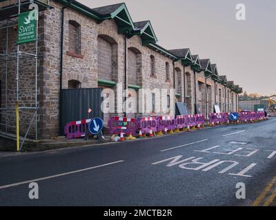 Barrières de sécurité entourant l'ancien entrepôt de stockage lors de sa conversion en magasin Lidl à Kendal, au Royaume-Uni. Lidl est un supermarché allemand à prix réduit en expansion Banque D'Images