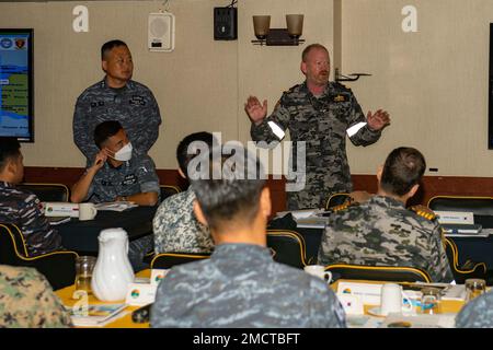PEARL HARBOR (9 juillet 2022) le commodore Paul O’Grady, commandant de la composante maritime de la Force combinée, rencontre le CTF-176 pour des remarques préliminaires à bord du navire d’assaut amphibie de classe Wasp USS Essex (LHD 2), 9 juillet. Vingt-six nations, 38 navires, quatre sous-marins, plus de 170 avions et 25 000 membres du personnel participent au programme RIMPAC de 29 juin au 4 août dans les îles hawaïennes et dans le sud de la Californie. Le plus grand exercice maritime international au monde, RIMPAC offre une occasion unique de formation tout en favorisant et en maintenant des relations de coopération entre les participants essentiels à l'ensur Banque D'Images