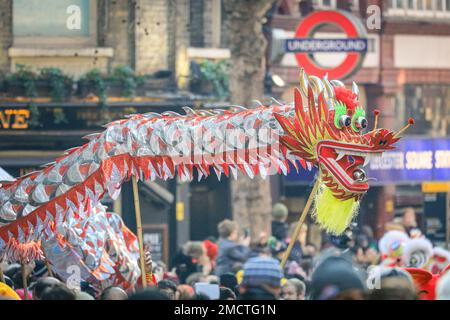 Londres, Royaume-Uni. 22nd janvier 2023. Le dragon serpente le long de Charing Chross Road. Les artistes participent à la parade du nouvel an chinois en costumes colorés pendant que les gens regardent. Le défilé vibrant, qui présente des danses traditionnelles faites à la main des lions et des dragon, retourne dans les rues de Soho et Chinatown pour les célébrations du Festival du printemps. 2023 est l'année du lapin. Credit: Imagetraceur/Alamy Live News Banque D'Images