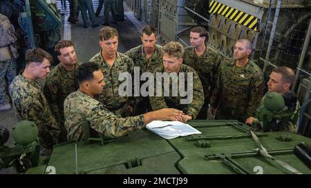 OCÉAN PACIFIQUE (9 juillet 2022) - États-Unis Marines avec Light Armored reconnaissance Company, Battalion Landing Team 2/4, 13th Marine Expeditionary Unit (MEU), brief une récupération tactique de surface de l'avion et du personnel dans le pont de puits du quai de transport amphibie USS Anchorage (LPD 23) 9 juillet. Le MEU 13th est actuellement embarqué à bord de l'Anchorage, effectuant des opérations de routine dans la flotte US 3rd. Banque D'Images