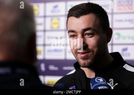 22 janvier 2023, Pologne, Kattowitz: Handball: Coupe du monde, avant la finale du tour principal de l'équipe allemande à Katowice. Le joueur allemand Jannik Kohlbacher parle aux journalistes de la zone mixte. Photo : Jan Woitas/dpa Banque D'Images