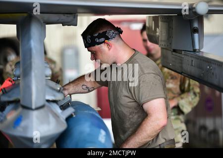 Le sergent d'état-major Nolan Smith, 35th Escadron de génération d'avions de combat le chef de l'équipe de chargement d'armes inspecte une munition sur un faucon de combat F-16 pendant le Concours d'équipage de chargement du trimestre 2nd à la base aérienne de Kunsan, République de Corée, 9 juillet 2022. Les compétitions testent la capacité des équipages à charger des munitions de manière sûre, fiable, opportune et efficace tout en favorisant l'esprit d'équipe grâce à une compétition amicale. Banque D'Images