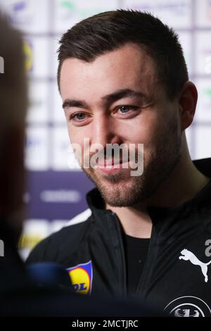 22 janvier 2023, Pologne, Kattowitz: Handball: Coupe du monde, avant la finale du tour principal de l'équipe allemande à Katowice. Le joueur allemand Jannik Kohlbacher parle aux journalistes de la zone mixte. Photo : Jan Woitas/dpa Banque D'Images