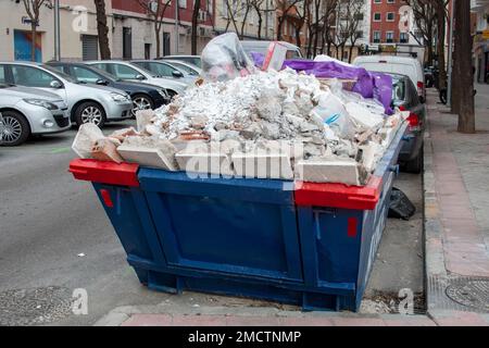 Conteneur de débris de construction dans une rue de la ville de Madrid Banque D'Images