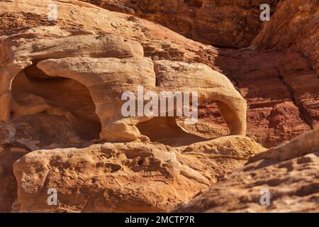 Petra, Jordanie a sculpté des sculptures dans la ville antique sur le sentier de Wadi Farasah Banque D'Images