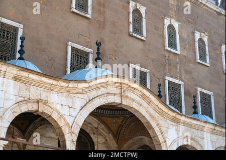 Rangée de fenêtres et de dômes, mosquée Muhammad Ali dans la citadelle Salah Al DIN du Caire. Banque D'Images