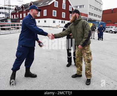 USCGC Oak (WLB 211) commandant Lt. Cmdr. Jacob Loman serre la main avec le commandant du navire de la marine danoise Ejnar Mikkelsen après avoir reçu une plaque lors d'une rencontre-accueil à Nuuk, au Groenland, au 9 juillet 2022. ÉTATS-UNIS Les membres de la Garde côtière et ceux de la France, du Danemark et du Groenland se sont réunis pour un événement moral à la fin de l'exercice de cinq jours Argus. ÉTATS-UNIS Photo de la Garde côtière par l'officier de Petty 2nd classe Diana Sherbs. Banque D'Images