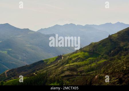 Vaste paysage avec vue sur les sommets près de la Cueva el Soplao Picos de Europa Cantabria Espagne avril 2010 Banque D'Images