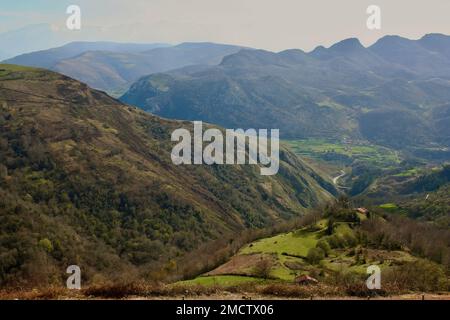 Vaste paysage avec vue sur les sommets près de la Cueva el Soplao Picos de Europa Cantabria Espagne avril 2010 Banque D'Images