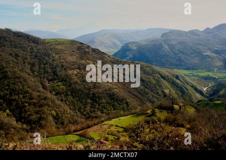 Vaste paysage avec vue sur les sommets près de la Cueva el Soplao Picos de Europa Cantabria Espagne avril 2010 Banque D'Images