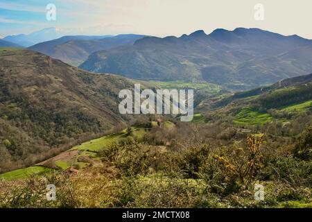 Vaste paysage avec vue sur les sommets près de la Cueva el Soplao Picos de Europa Cantabria Espagne avril 2010 Banque D'Images