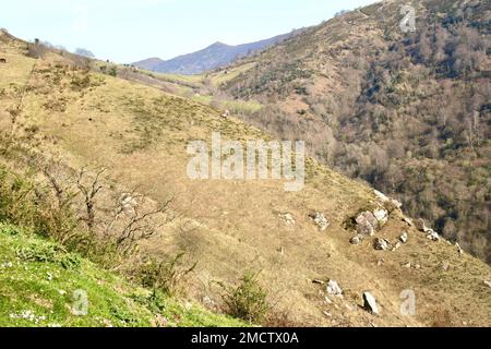 Vaste paysage avec vue sur les sommets près de la Cueva el Soplao Picos de Europa Cantabria Espagne Banque D'Images